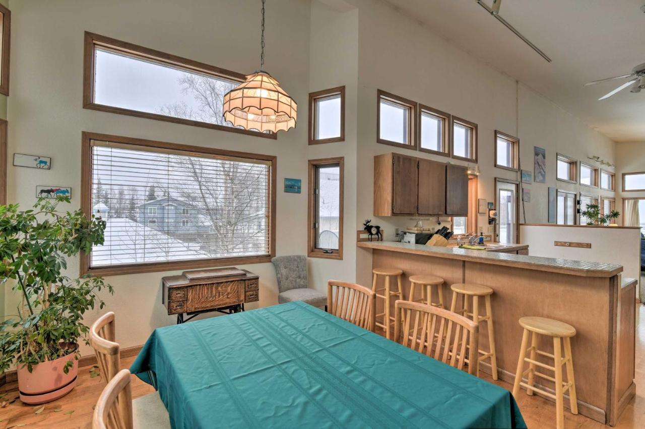 Spacious Family Home With Deck And Million-Dollar View Анкъридж Екстериор снимка